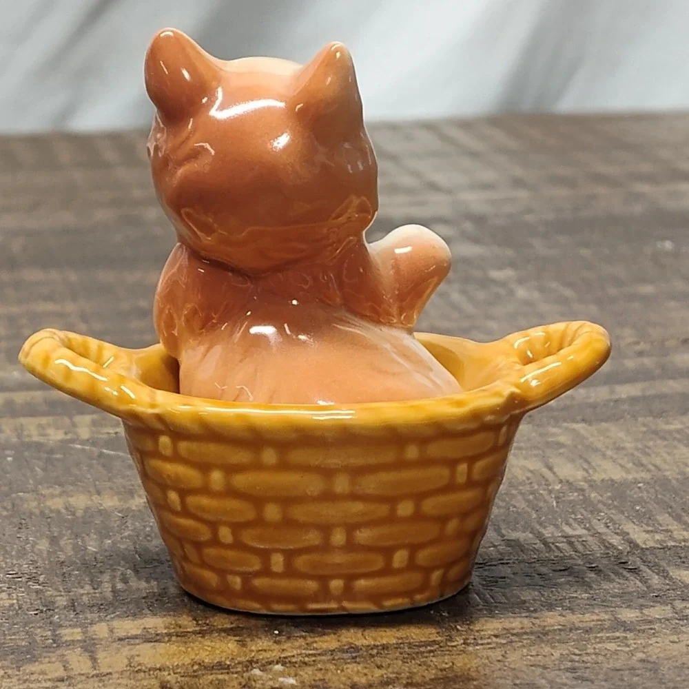 Vintage Ceramic Cat Kitten in Basket figurine Collectable